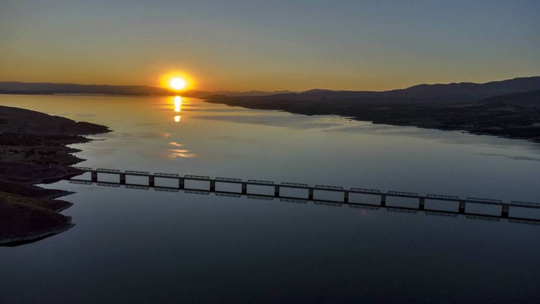 Gün batımı mı, tren mi daha güzel? Bu köprüde ikisi de var! 1986'dan beri ayakta, Fırat'ın incisi 3